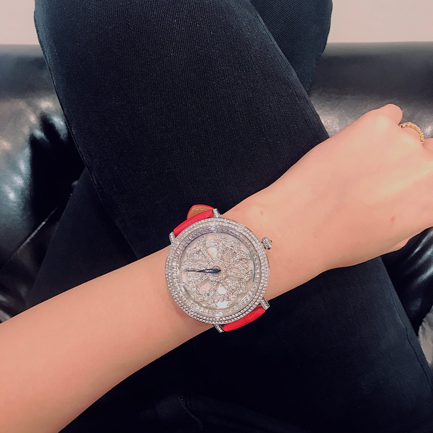 LILY 46MM RED×SILVER ＜革ベルト＞